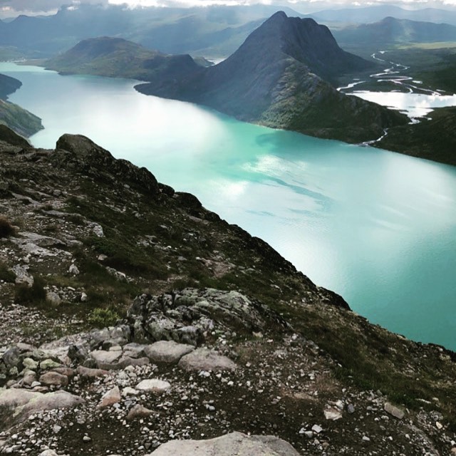 Picture of a big lake and mountains