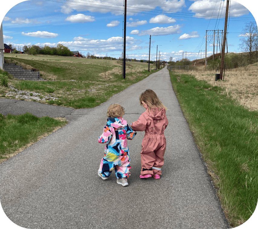 Picture og two kids holding hands